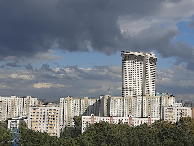 Immeubles à plusieurs étages dans la ville