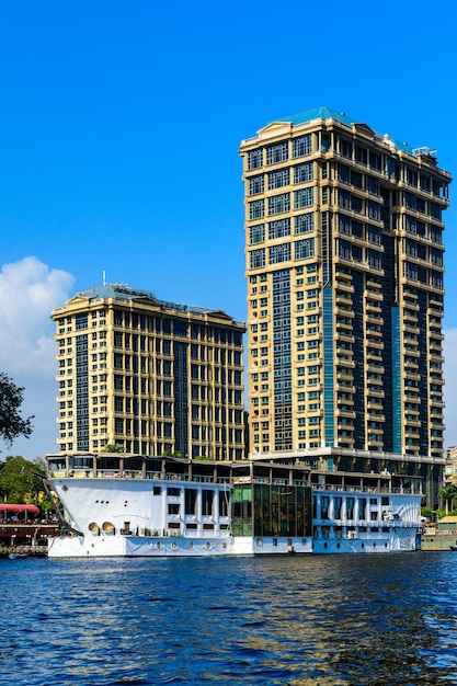 Immeubles résidentiels et de bureaux de la ville du Caire Vue depuis le Nil