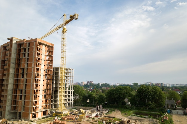 Immeubles résidentiels de grande hauteur et grue à tour en cours de développement sur le chantier de construction. Développement immobilier.