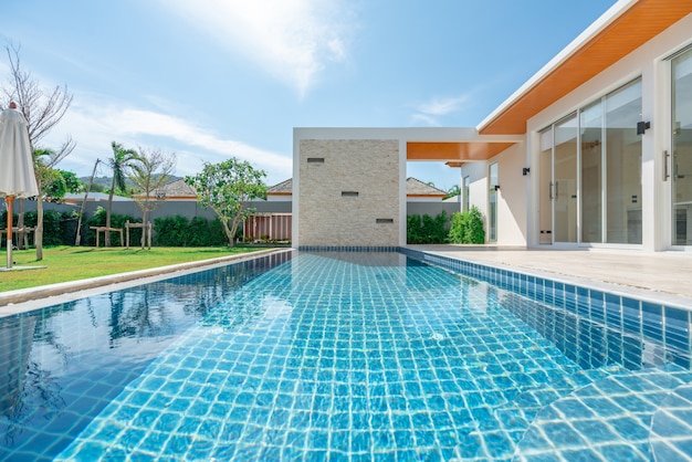 Immobilier design intérieur et extérieur piscine de la maison