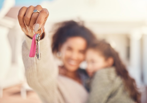 Immobilier à la main et une personne avec les clés d'une maison pour une propriété pour un enfant et une mère célibataire Agent immobilier montrant une famille et une femme emménageant dans une nouvelle maison ou un nouvel appartement avec une petite fille ensemble