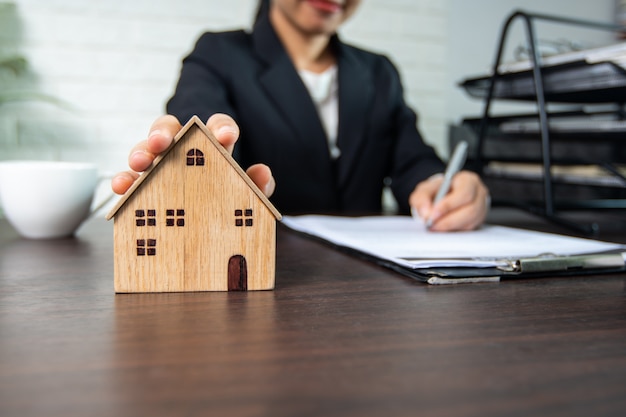 Immobilier et signature du contrat de maison, vendeur et acheteur de maison réussi à négocier et à conclure l'accord et à signer sur papier