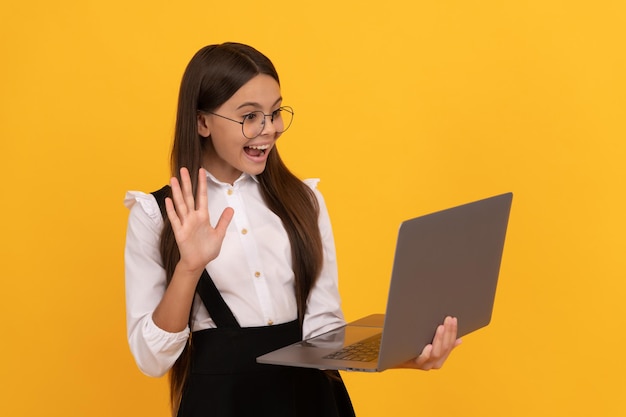 Impact de l'ordinateur sur la vision enfant à lunettes adolescente utiliser un ordinateur portable pour la communication