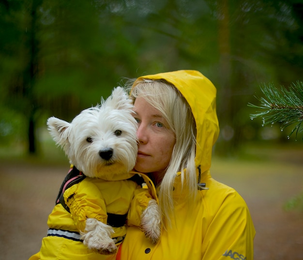 imperméables jaunes pour chien et femme