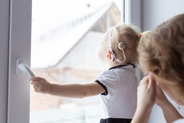 Implant cochléaire sur la tête des bébés filles concept d'aide auditive et de surdité