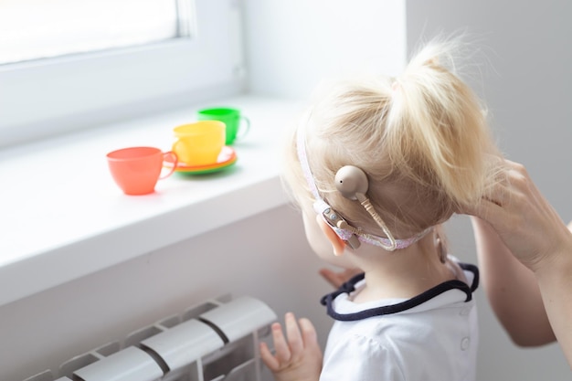 Implant cochléaire sur la tête des bébés filles concept d'aide auditive et de surdité