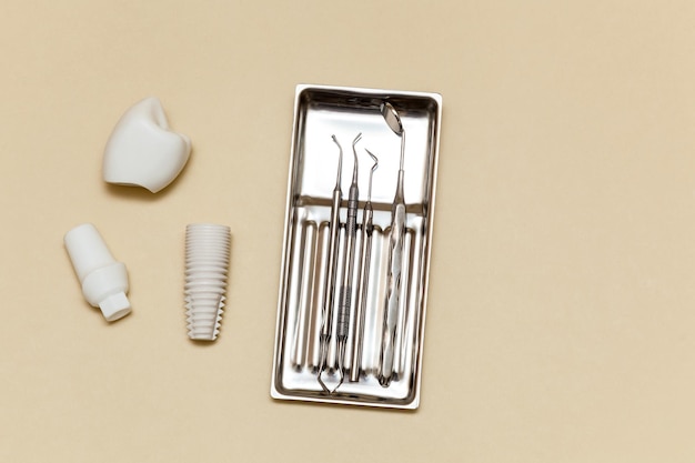 Implant dentaire. Modèle d'implant dentaire de dent artificielle