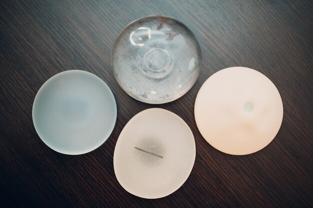 Les implants en silicone sur table