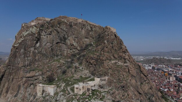 Imposantes ruines du château médiéval dans la ville turque d'afyonkarahisar