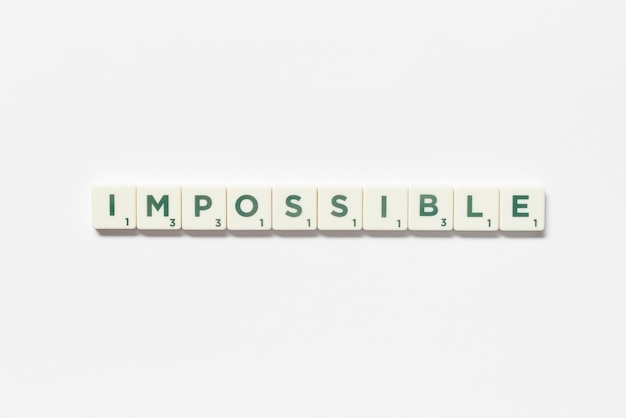 Impossible formé de tuiles de scrabble sur fond blanc