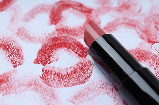 Photo impression d'un baiser sur une lettre avec du rouge à lèvres