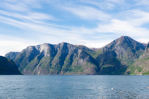 Impressionnant fjord Naeroyfjord lorsqu'il traverse Aurland Norvège