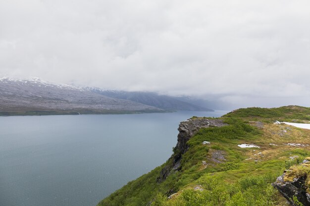 Impressionnante vue estivale du fjord en Norvège. Scène matinale colorée en Norvège