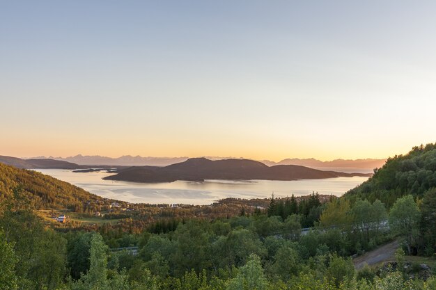 Impressionnante vue estivale du fjord en Norvège. Scène matinale colorée en Norvège