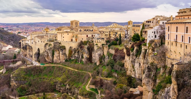 Impressionnante vue panoramique sur la ville de Cuenca avec ses maisons accrochées au précipice de la montagne