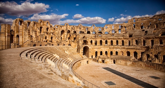 Photo les impressionnantes ruines du plus grand colisée d'afrique du nord, un immense amphithéâtre romain dans le petit village d'el jem, en tunisie. patrimoine mondial de l'unesco