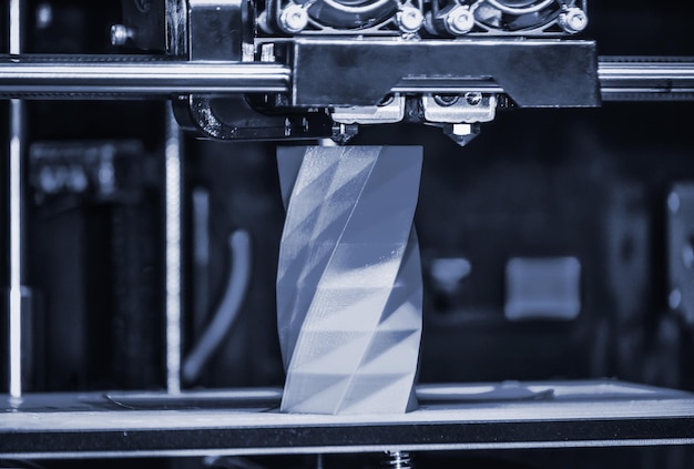 L'imprimante 3D fonctionne et crée un objet à partir du plastique fondu chaud