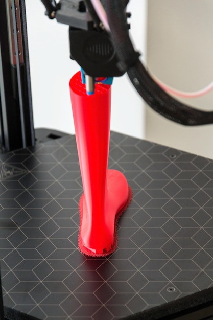 imprimante 3d imprimant le dernier prototype de chaussure en plastique à partir de filament rouge