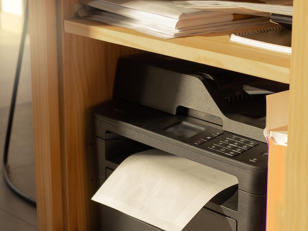 Photo imprimante au bureau avec du papier