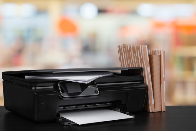 Imprimante Domestique Compacte Sur Le Bureau Avec Des Livres Sur Fond Flou