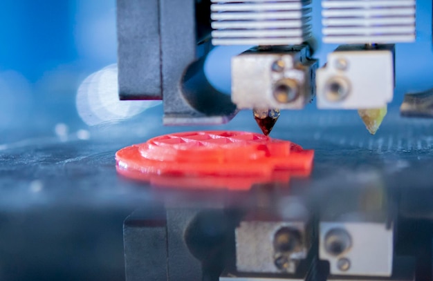 Imprimante D imprimant un modèle agrandi le processus d'impression d'un modèle sur une imprimante publicitaire en plastique