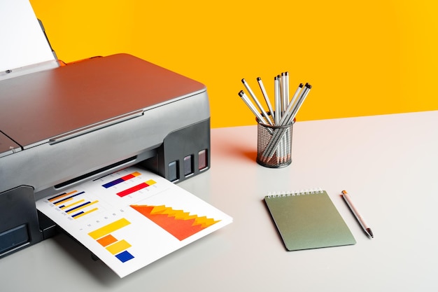 Imprimante laser sur bureau sur fond jaune