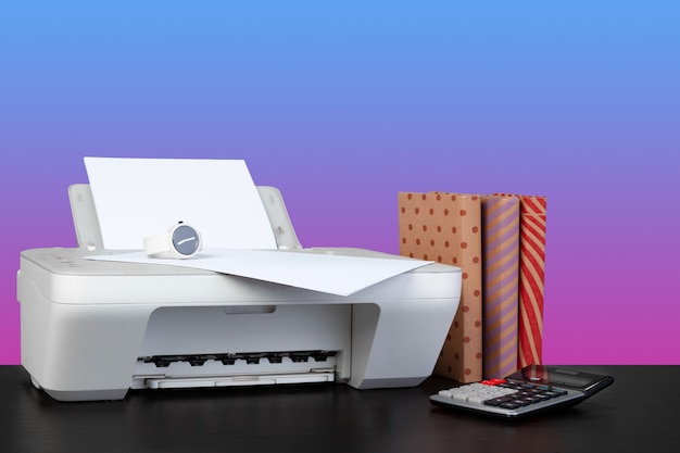Imprimante laser à domicile sur le bureau contre fond violet