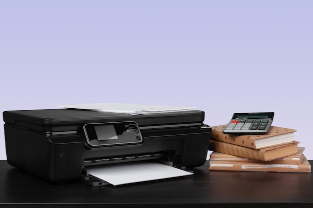 Imprimante laser à domicile sur le bureau contre fond violet
