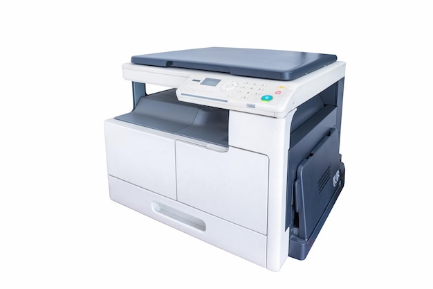 Imprimante multifonction de bureau isolée sur blanc avec un tracé de détourage