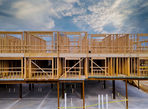 Inachevé de vue intérieure d'une maison de construction résidentielle mur d'ossature contre