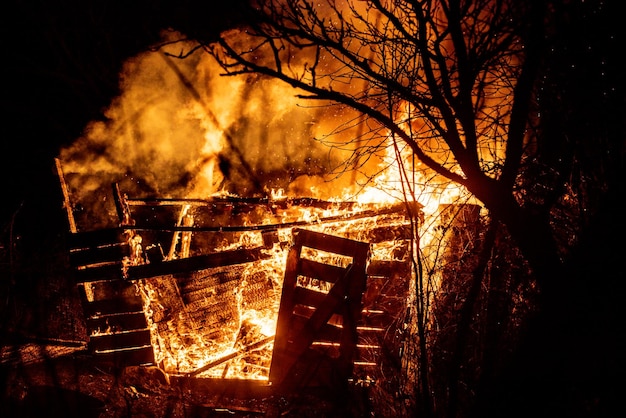 Incendie dans la maison blaze feu flamme maison maison incendie bâtiment brûlant flammes nues feu dans la maison