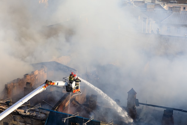 Photo incendie dans une maison à trois étages à kiev