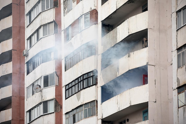 Photo incendie dans un vieil immeuble