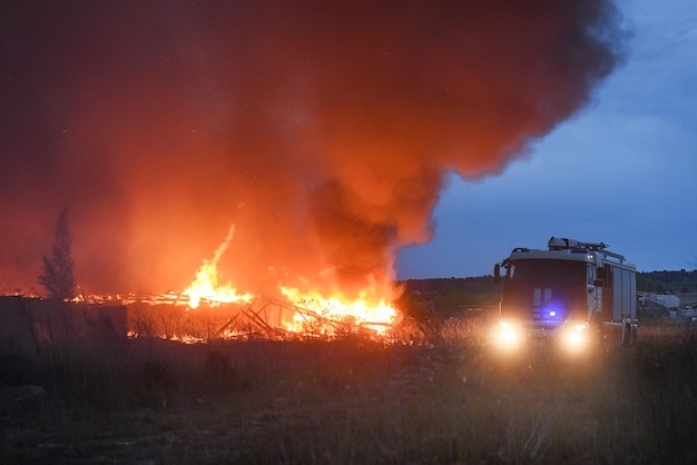 L'incendie dans le village les gens en voiture échappent au feu le concept de catastrophe