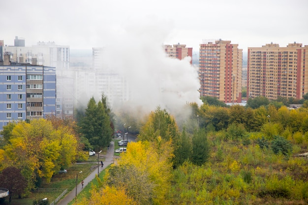 Un incendie dans la ville il y a beaucoup de fumée