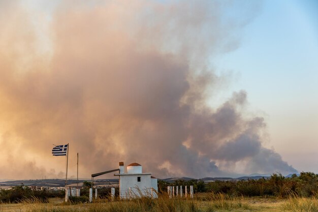 Incendie massif à Alexandroupolis Evros Grèce près de l'aéroport et situation d'urgence d'Apalos Drapeau grec