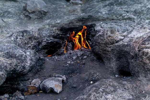 Incendie en permanence à l'endroit d'une émission de gaz naturel sur le mont Chimère (Yanartas) en Turquie