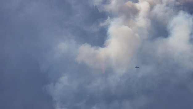 Les incendies de forêt et la fumée de la Colombie-Britannique sur la montagne près de Hope lors d'une chaude journée d'été ensoleillée