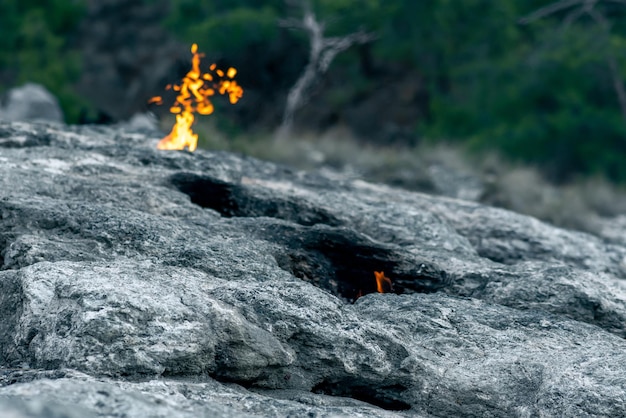 Incendies en permanence à l'endroit d'une émission de gaz naturel sur le mont Chimère (Yanartas) en Turquie