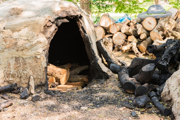 Incinérateur de charbon de bois sur le terrain