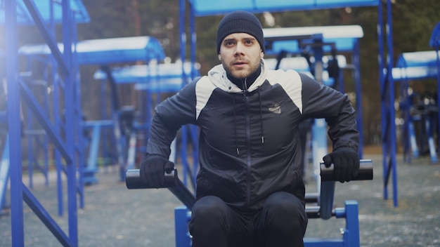 Inclinaison vers le haut d'un jeune athlète faisant de l'exercice dans une salle de sport en plein air à winter park