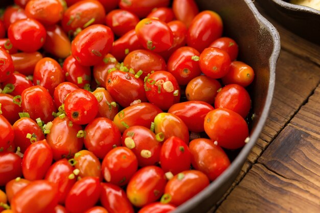 Incorporer la cerise tomate douce frite sur la casserole.