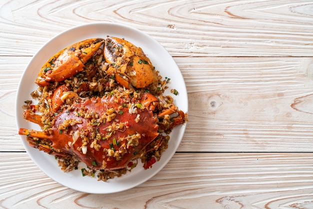 Incorporer le crabe frit avec du sel épicé et du poivre. Style de fruits de mer