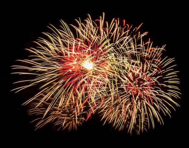 Incroyable beau feu d'artifice sur fond noir pour l'anniversaire de célébration joyeux réveillon de noël et bonne année