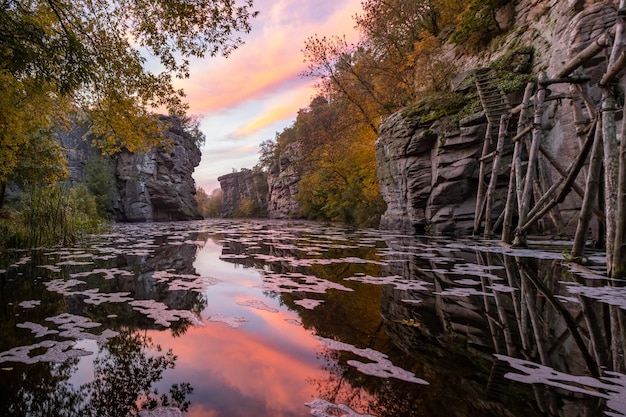 Photo incroyable canyon de la rivière en automne au lever du soleil buky ukraine