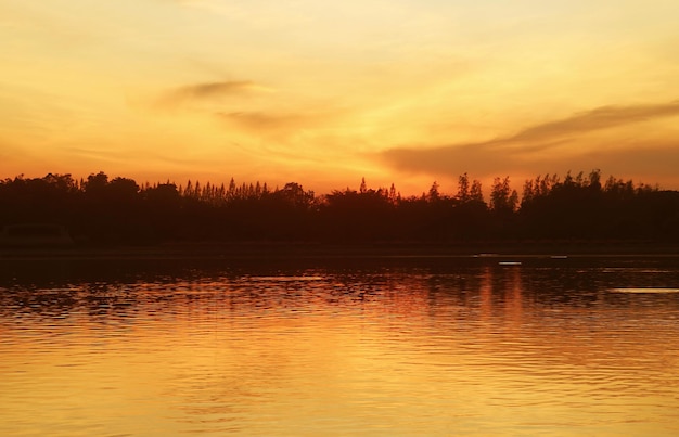 Incroyable ciel doré au lever du soleil sur le lac