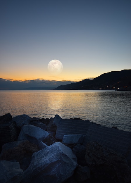 incroyable clair de lune reflété sur la mer en Ligurie