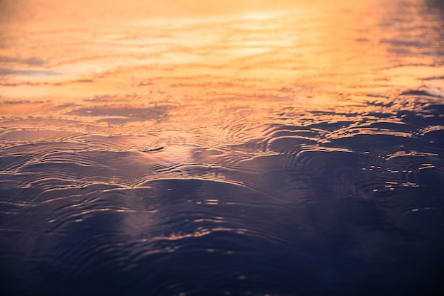 Incroyable coucher de soleil sur la baie de l'océan. Absorber le fond de l'eau.
