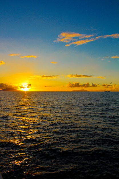 Incroyable coucher de soleil coloré sur l'île exotique des Seychelles