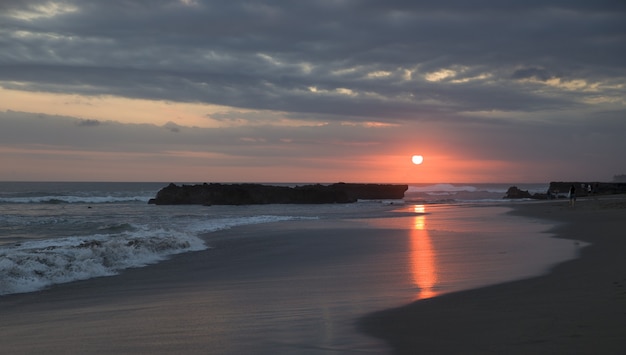 Incroyable coucher de soleil fermé sur l'océan. Le soleil se couche dans l'eau.